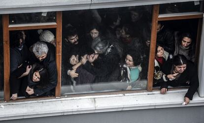 Familiares de Berkin Elvan lloran al paso de su ataud en Estambul (Turqu&iacute;a). Berkin Elvan hab&iacute;a permanecido en coma desde junio de 2013 tras ser golpeado en la cabeza por un bote de humo lanzado por la polic&iacute;a durante una protesta. Hab&iacute;a salido a comprar pan. 