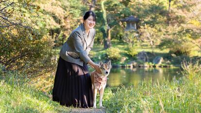 Aiko de Japón, hija de los emperadores Naruhito y Masako, con su perro en los jardines del Palacio Imperial de Tokio el 14 de noviembre.