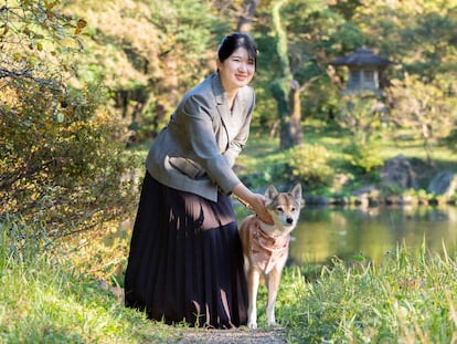 Aiko de Japón, hija de los emperadores Naruhito y Masako, con su perro en los jardines del Palacio Imperial de Tokio el 14 de noviembre.