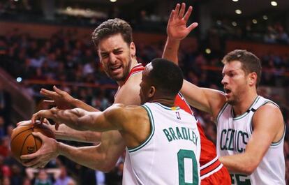 Pau Gasol, entre Bradley y Lee.