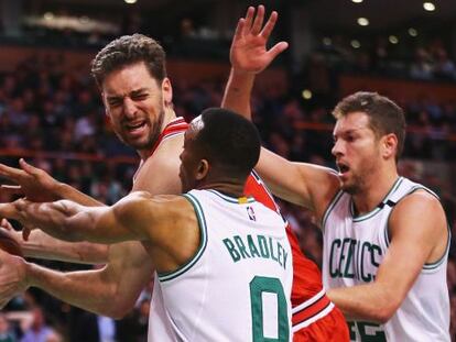 Pau Gasol, entre Bradley y Lee.