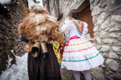 Un tranga y una madama en el carnaval de Bielsa (Huesca).