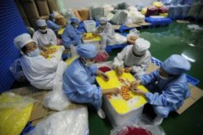 Empleados de una factor&iacute;a de medicamentos en Jingzhou, provincia de Hubei. 