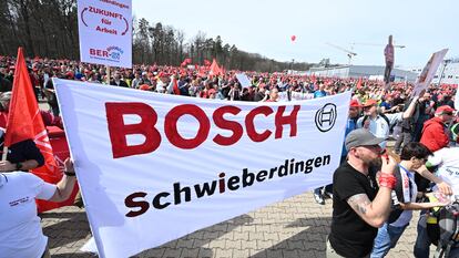 Empleados del grupo  Bosch se manifiestan por los recortes de empleo frente a la sede central en Schillerhöhe (Alemania).