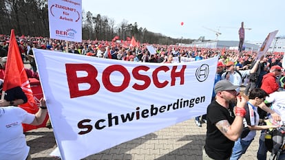 Empleados del grupo  Bosch se manifiestan por los recortes de empleo frente a la sede central en Schillerhöhe (Alemania).