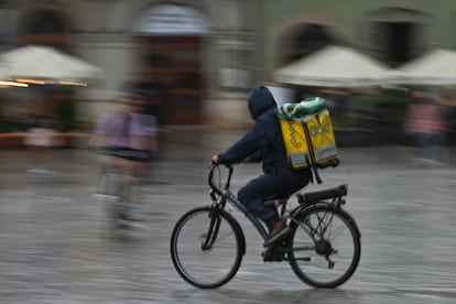 Un repartidor de Glovo, durante un trayecto en un día lluvioso.