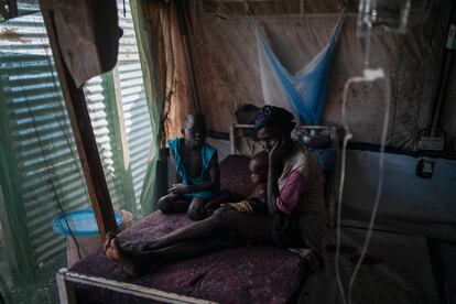 La familia de Nyakok lo acompaña en el hospital de MSF en el campamento de Bentiu: “Somos del pueblo de Jazeera y todos huimos de las inundaciones. Nyakok tiene dos años y comenzó a enfermarse de neumonía. La trajimos aquí hace diez días y está mejorando”.