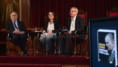 Ekaizer, a la izquierda, con Oltra y Ariño en la Universitat de València.