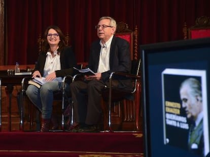 Ekaizer, a la izquierda, con Oltra y Ariño en la Universitat de València.