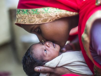 Uma mãe e seu bebê recém-nascido em Shrawasti, no estado indiano de Uttar Pradesh.