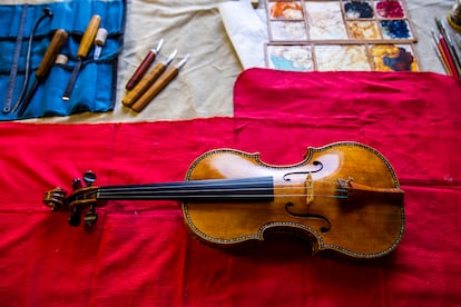 El mismo día que retoca el violonchelo 1700 repasa también el violín grande del Cuarteto Palatino. Dedica más o menos un día por instrumento.
