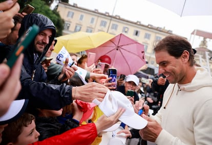 Nadal firma autógrafos en la Piazza del Popolo.