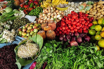  Frutas y vegetales, los alimentos que más se desperdician, en un mercado de Guatemala. 