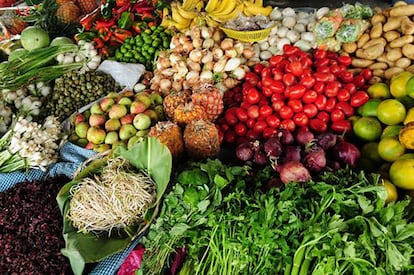 Frutas y vegetales, los alimentos que más se desperdician, en un mercado de Guatemala.