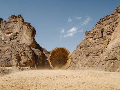 La artista saudí Dana Awartani ha utilizado la arenisca rojiza de esta región para crear ‘Where the Dwellers Lay’. Con su nombre (donde yacen los moradores, en español) y la forma de cueva de su trabajo hace una clara referencia a la arquitectura vernácula que se encuentra en las tumbas nabateas de Hegra. “Ha creado un espacio inmersivo en el que el visitante puede sentarse y tomarse un momento de calma o para pensar”, explica la organización.