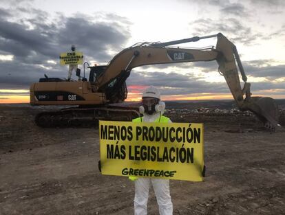 La policía, según Greenpeace, ha expulsado a los activistas del vertedero, quienes antes han apuntado hacia los embalajes plásticos que utilizan en sus productos algunas empresas.