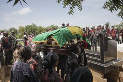 La cantidad de público es un termómetro del triunfo del funeral así que es esencial captar audiencia para el evento.  Si finalmente la familia considera que se reunirán pocas personas en la ceremonia, se contratan figurantes para ocultar el fracaso de convocatoria.