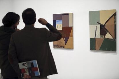 El Museo Reina Sofía acoge desde este martes y hasta el 29 de enero una antológica de Juan Giralt (Madrid, 1940-2007) en la que se recorren cuatro décadas de figuración y abstracción a través de un total de 90 obras. En la imagen, dos personas observan la obra 'La voz y Casa'.