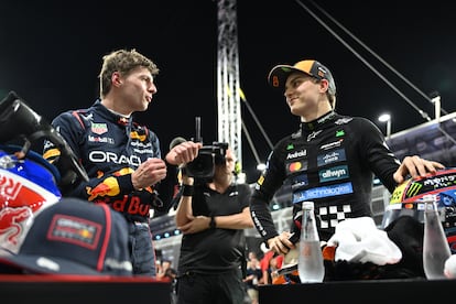 Max Verstappen (izquierda), tras conseguir la 'pole' del GP de Arabia Saudí, habla con Piastri.