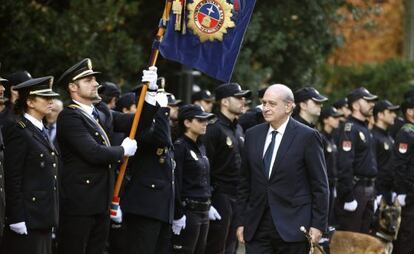 El ministro del Interior, Jorge Fernández Díaz, pasa revista durante el homenaje que la Policía Nacional rindió este lunes a la Fiesta Nacional.