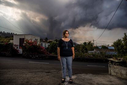 Ángeles Nieves, diretora da escola Los Campitos, destruída pela lava em El Paraíso: ao fundo, o vulcão, visto de sua casa, em La Palma. 