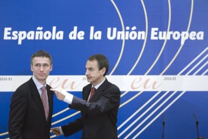 Zapatero conversa con el primer ministro noruego, Jens Stoltenberg (derecha), poco antes de la rueda de prensa conjunta que ambos han ofrecido hoy.