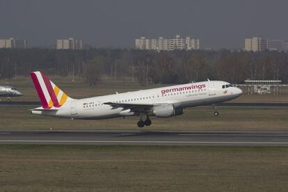 Foto d'arxiu d'un model d'Airbus 320 de la companyia Germanwings com el que s'ha estavellat aquest dimarts als Alps francesos. L'aparell accidentat havia partit a les 9.55 de l'aeroport del Prat, amb número de vol GW9525.
