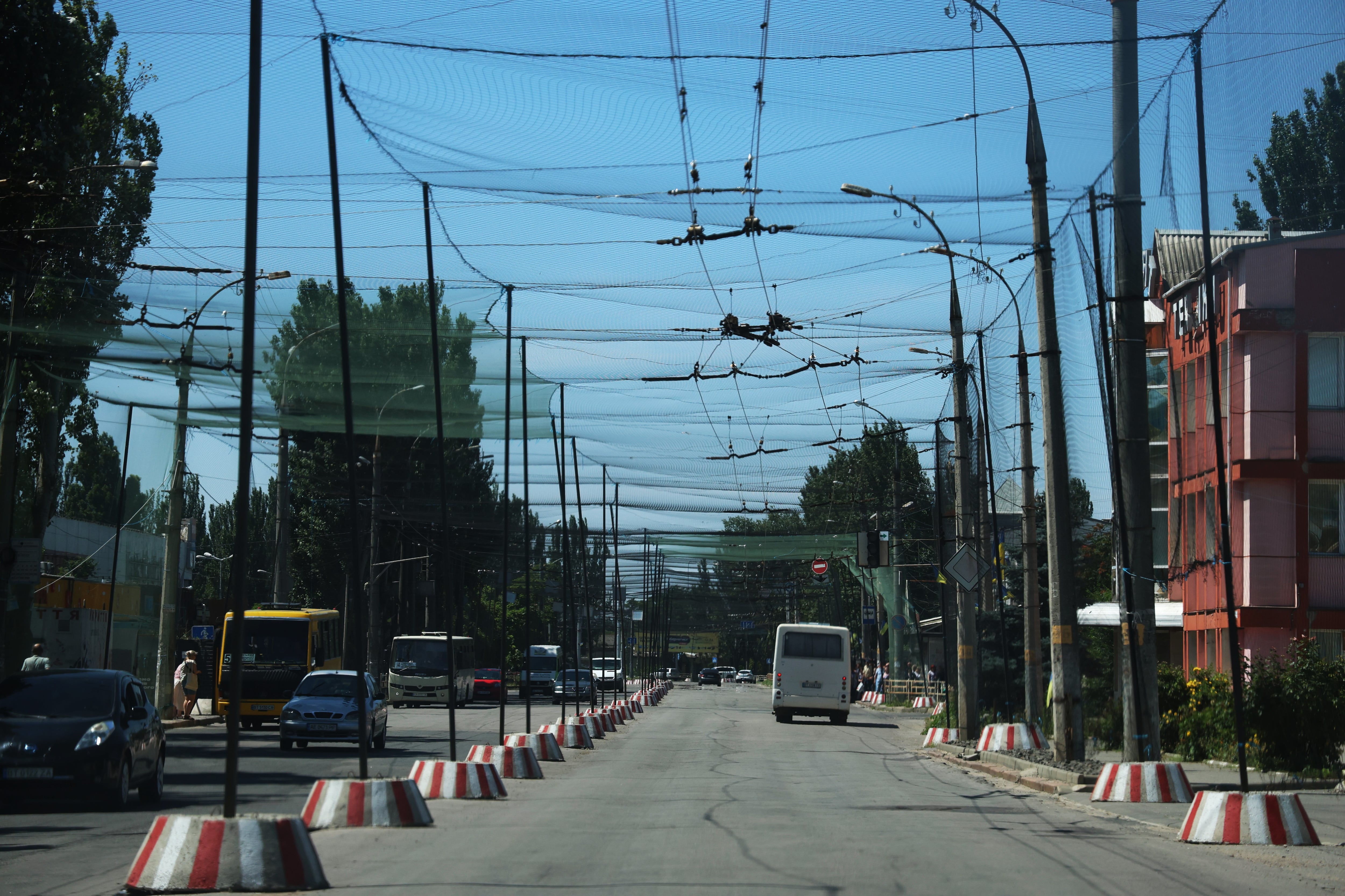 Entramado de redes de pescar en las calles de Jersón para tratar de frenar el impacto de drones rusos.