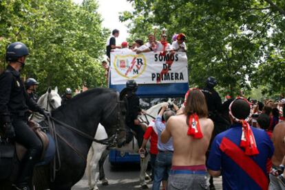 El equipo del Rayo desfila por Vallecas en un autobús.