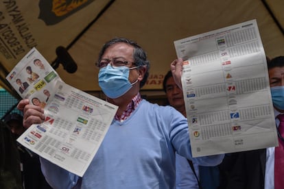 El precandidato presidencial, Gustavo Petro, emite su voto durante las elecciones legislativas en Bogotá, Colombia.