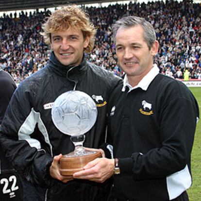 Idiakez, con el trofeo al jugador preferido de la afición.