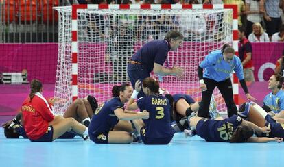 Las españolas celebran el bronce ante las surcoreanas.