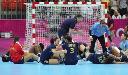 Las espa&ntilde;olas celebran el bronce ante las surcoreanas.