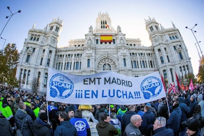 Concentración de empleados de la EMT, esta mañana delante del Ayuntamiento de Madrid.