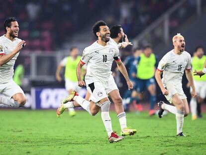 Salah celebra con sus compañeros el pase a la final de la Copa de África tras la tanda de penaltis.