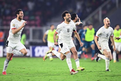 Salah celebra con sus compañeros el pase a la final de la Copa de África