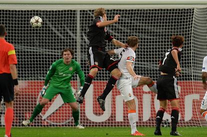 Stefan Kiessling anota el 1-0.