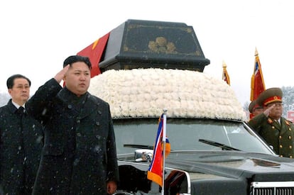 El nuevo líder norcoreano, Kim Jong-un (2i), junto a su tío Jang Song-thaek (1i), junto al féretro de su padre, Kim Jong-il, durante el funeral celebrado en Pyongyang, 28 de diciembre de 2011.