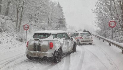 Coches atrapados por la nieve en Sant Joan de les Abadesses