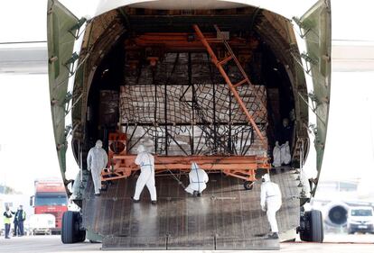 Llegada de un nuevo avión con material para la Comunidad Valenciana, un Antonov 124, que es el octavo que llega hasta la fecha con carga destinada a este territorio.