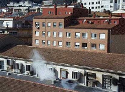 Chimeneas de refrigeración de fábricas en el centro de la ciudad de Alcoi (Alicante).