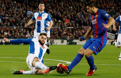 Luis Suárez davant de David López.