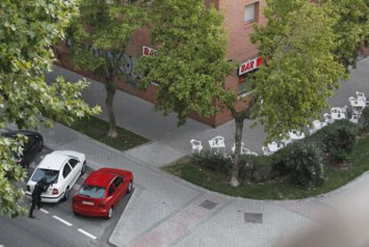 El Bar Tomás de Vallecas (Madrid), donde ha tenido lugar el secuestro durante unas cuatro horas. Abajo a la izquierda de la imagen, un geo toma posición.