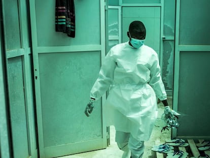 Un sanitario dentro de un área de descontaminación en un centro de tratamiento de coronavirus que atiende a pacientes positivos que muestran pocos o ningún síntoma en Dakar.