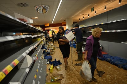 Estanterías vacías en un supermercado de Valencia, este jueves.