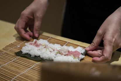 Kyoda prepara un rollo de sushi Maki, para el que los detractores del sushi de mujeres aseguran que hacen falta manos más grandes. Ella demuestra que no es así.