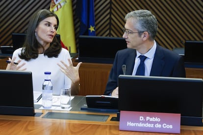 La reina Letizia conversa con el gobernador del Banco de España, Pablo Hernández de Cos, durante la reunión este miércoles del patronato de la Fundación FAD Juventud, este miércoles en la sede del Banco de España en Madrid.