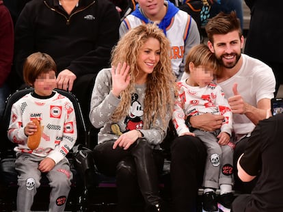 Shakira y Gerard Piqué, con sus hijos, Milan y Sasha, en el Madison Square Garden de Nueva York en diciembre de 2017.