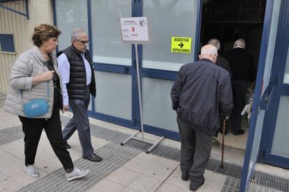Ambient a les portes d'un col·legi electoral a Vitòria.