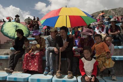 Tibetanos miran una carrera en la meseta del Tíbet, en el condado de Yushu (China).